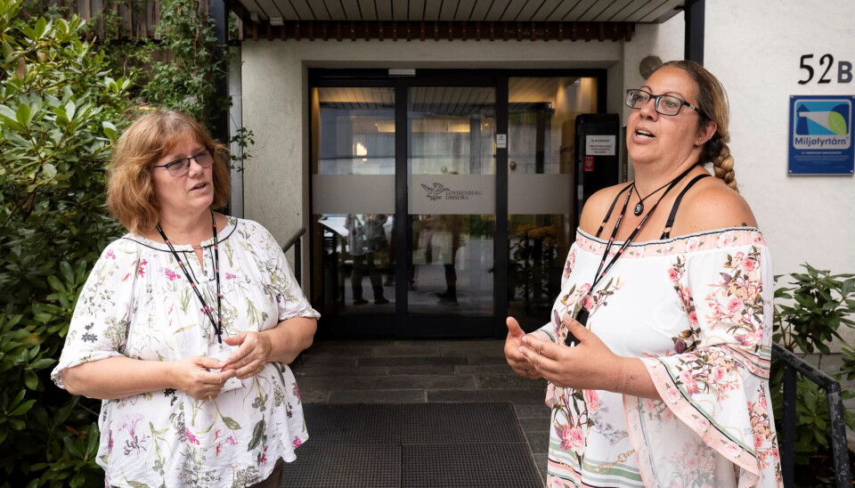 LEI: Tre ulike selskaper har drevet St. Hanshaugen omsorgssenter siden desember 2019. Aktivitør Beth Nordahl (t.v.) og helsefagarbeider og tillitsvalgt Claudia Stanciu har skiftet arbeidsgiver fire ganger i løpet av to år. De er lei av at arbeidsplassen blir satt ut på anbud. LEI: Tre ulike selskaper har drevet St. Hanshaugen omsorgssenter siden desember 2019. Aktivitør Beth Nordahl (t.v.) og helsefagarbeider og tillitsvalgt Claudia Stanciu har skiftet arbeidsgiver fire ganger i løpet av to år. De er lei av at arbeidsplassen blir satt ut på anbud.