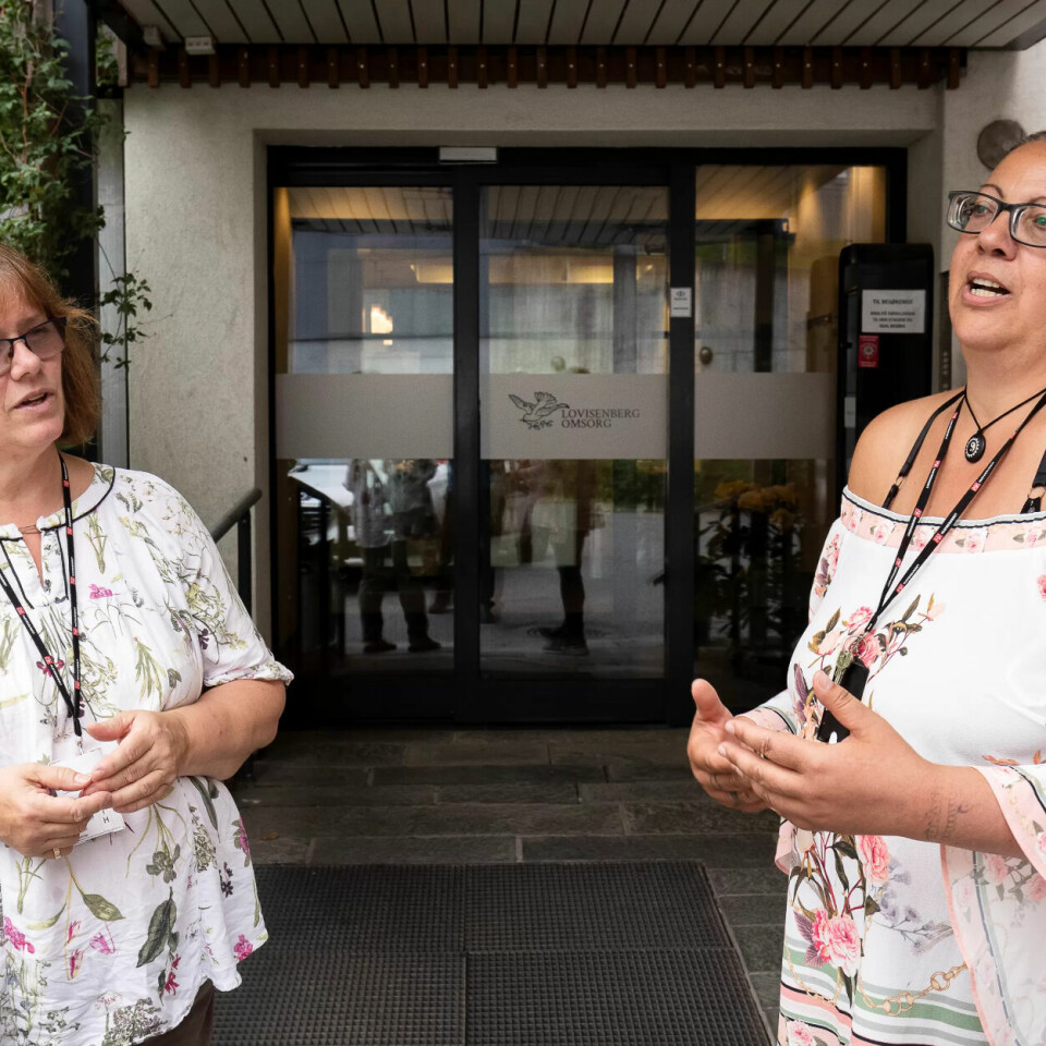 LEI: Tre ulike selskaper har drevet St. Hanshaugen omsorgssenter siden desember 2019. Aktivitør Beth Nordahl (t.v.) og helsefagarbeider og tillitsvalgt Claudia Stanciu har skiftet arbeidsgiver fire ganger i løpet av to år. De er lei av at arbeidsplassen blir satt ut på anbud. LEI: Tre ulike selskaper har drevet St. Hanshaugen omsorgssenter siden desember 2019. Aktivitør Beth Nordahl (t.v.) og helsefagarbeider og tillitsvalgt Claudia Stanciu har skiftet arbeidsgiver fire ganger i løpet av to år. De er lei av at arbeidsplassen blir satt ut på anbud.