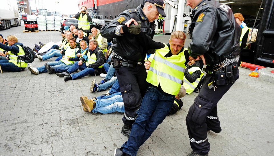 HAVNERARBEIDERSTREIKEN: Den streikende Ole Martin Hustad bringes bort av politiet fra havna i Tromsø i 2014. HAVNERARBEIDERSTREIKEN: Den streikende Ole Martin Hustad bringes bort av politiet fra havna i Tromsø i 2014.