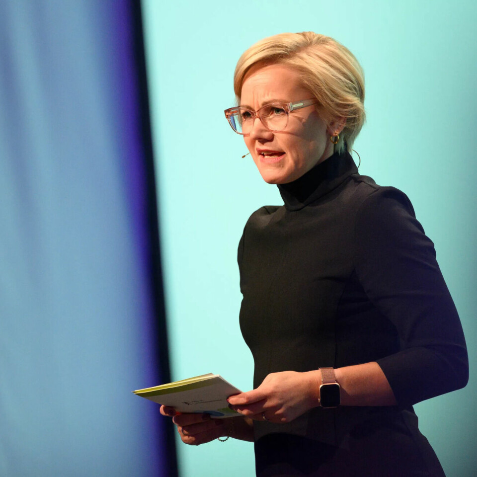Nå får sykehusene beskjed om omfordele arbeidsoppgavene mellom sykepleiere og annet helsepersonell av helseminister Ingvild Kjerkol. Nå får sykehusene beskjed om omfordele arbeidsoppgavene mellom sykepleiere og annet helsepersonell av helseminister Ingvild Kjerkol.