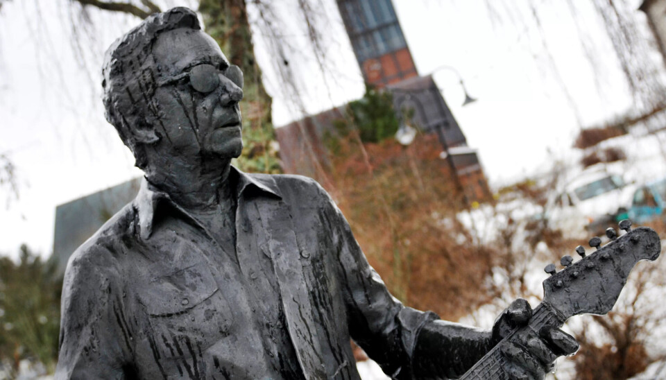 Åge Aleksandersen har fått sin egen statue, sentralt plassert i Namsos. Statuen er laget av eksilnamsosing og kunstner Errol Fyrileiv. Avdukingen skjedde i 2008 av daværende statsminister Jens Stoltenberg. Åge Aleksandersen har fått sin egen statue, sentralt plassert i Namsos. Statuen er laget av eksilnamsosing og kunstner Errol Fyrileiv. Avdukingen skjedde i 2008 av daværende statsminister Jens Stoltenberg.