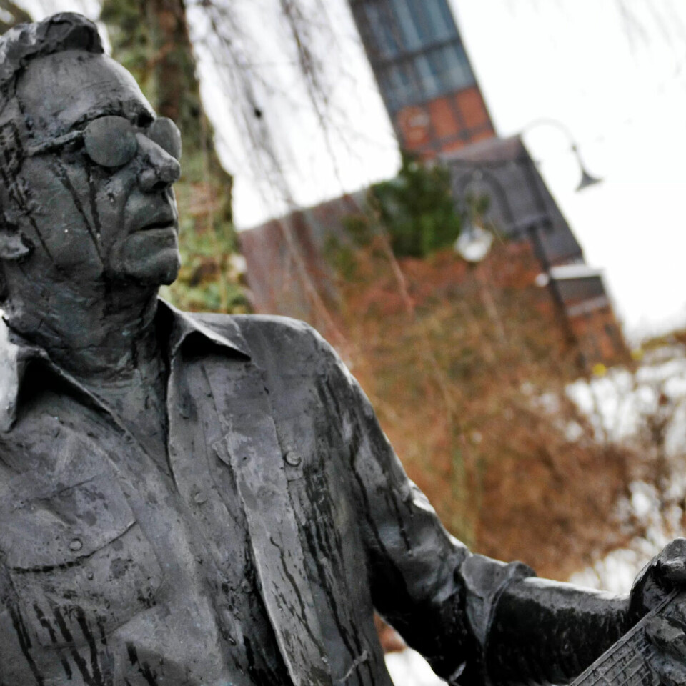 Åge Aleksandersen har fått sin egen statue, sentralt plassert i Namsos. Statuen er laget av eksilnamsosing og kunstner Errol Fyrileiv. Avdukingen skjedde i 2008 av daværende statsminister Jens Stoltenberg. Åge Aleksandersen har fått sin egen statue, sentralt plassert i Namsos. Statuen er laget av eksilnamsosing og kunstner Errol Fyrileiv. Avdukingen skjedde i 2008 av daværende statsminister Jens Stoltenberg.
