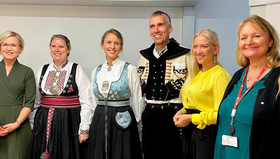 EN FESTDAG: Ingvild Kjerkol (f.v.) feiret økt kompetanse sammen med Birte Marten Oswald, Kine Myhre-Nilsen, Jan-Eilert Pedersen, Lill Sverresdatter Larsen og Iren Luther. EN FESTDAG: Ingvild Kjerkol (f.v.) feiret økt kompetanse sammen med Birte Marten Oswald, Kine Myhre-Nilsen, Jan-Eilert Pedersen, Lill Sverresdatter Larsen og Iren Luther.