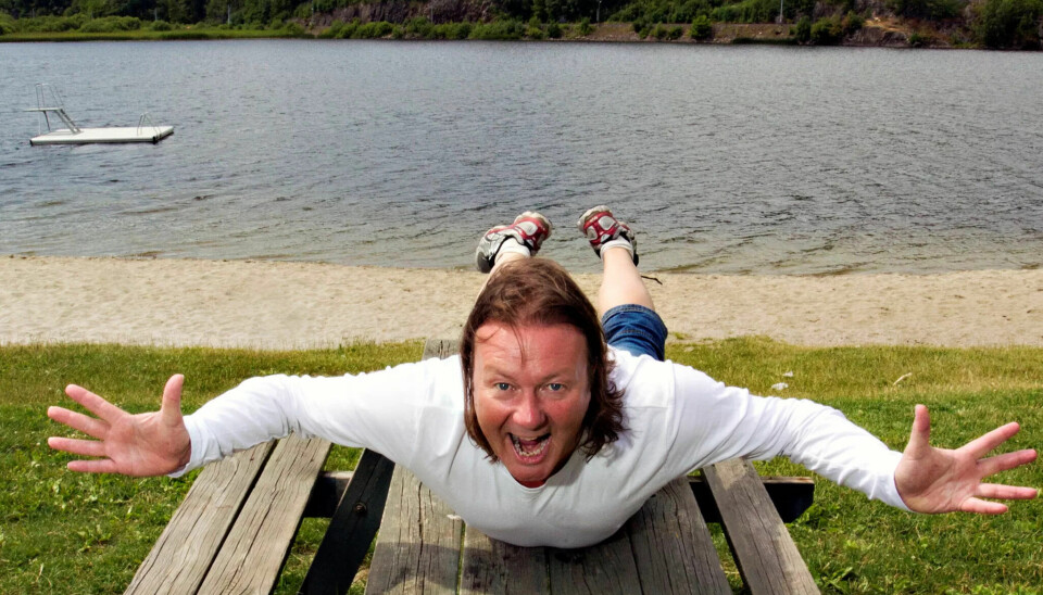 FOTBALLINSTRUKTØR: Svein Østvik, kjent som Charter-Svein: poet og TV-personlighet var fotballinstruktør i Jondalen i sin første sommerjobb FOTBALLINSTRUKTØR: Svein Østvik, kjent som Charter-Svein: poet og TV-personlighet var fotballinstruktør i Jondalen i sin første sommerjobb