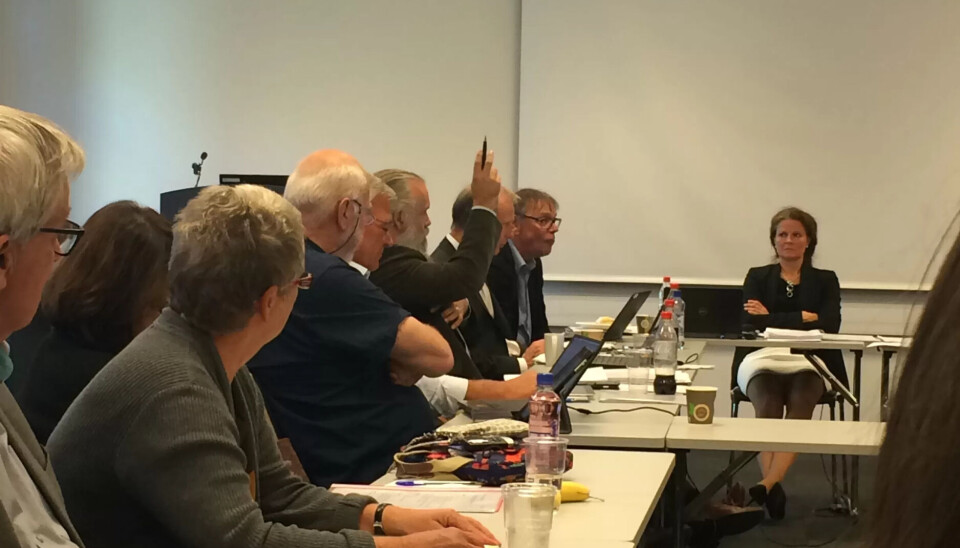 Under styremøtet til Helse Sør-Øst ble Fagforbundets konserntillitsvalgt, Svein Øverland (han som rekker opp hånda), den eneste som stemte imot privatisering av IT-tjenestene i sykehusforetaket. Under styremøtet til Helse Sør-Øst ble Fagforbundets konserntillitsvalgt, Svein Øverland (han som rekker opp hånda), den eneste som stemte imot privatisering av IT-tjenestene i sykehusforetaket.