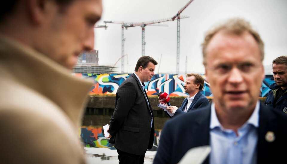 VERKTØY: I dag la Raymond Johansen fram en modell som skal gjøre livet vanskeligere for de useriøse aktørene. LO-leder Hans-Christian Gabrielsen i bakgrunnen, gir full honnør for arbeidet. VERKTØY: I dag la Raymond Johansen fram en modell som skal gjøre livet vanskeligere for de useriøse aktørene. LO-leder Hans-Christian Gabrielsen i bakgrunnen, gir full honnør for arbeidet.