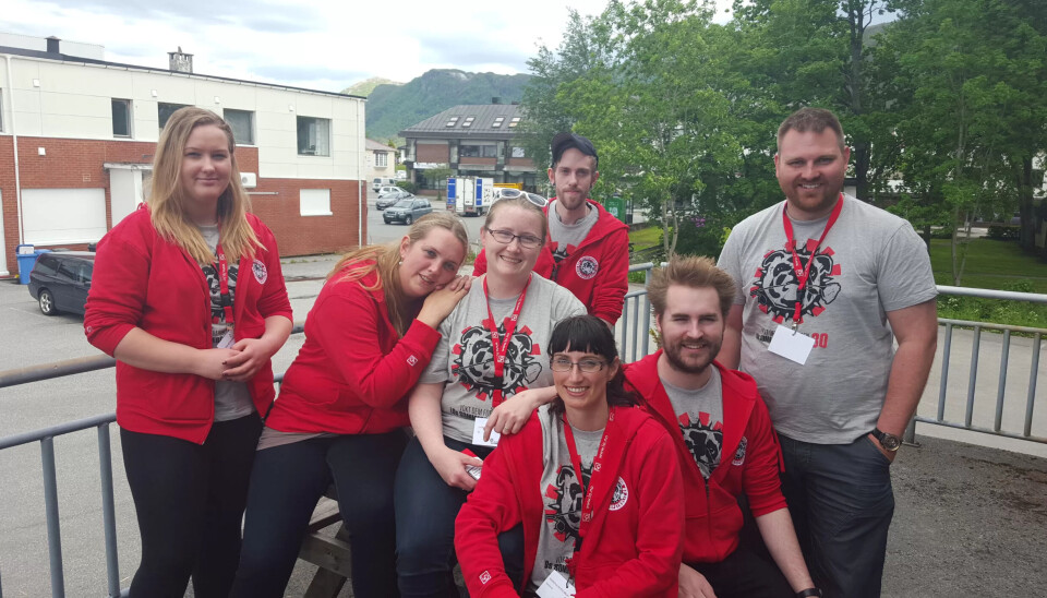 LOs Sommerpatrulje på besøk i Ålesund 1. juli.Fra venstre: Alida Myrvang, Rita Åshamar, Synnøve Bjørhovde, Roy Sigfred Pettersen, Sakarias Sæterstøl, Henning Andersen og Ramona Ørjavik i front. LOs Sommerpatrulje på besøk i Ålesund 1. juli.Fra venstre: Alida Myrvang, Rita Åshamar, Synnøve Bjørhovde, Roy Sigfred Pettersen, Sakarias Sæterstøl, Henning Andersen og Ramona Ørjavik i front.