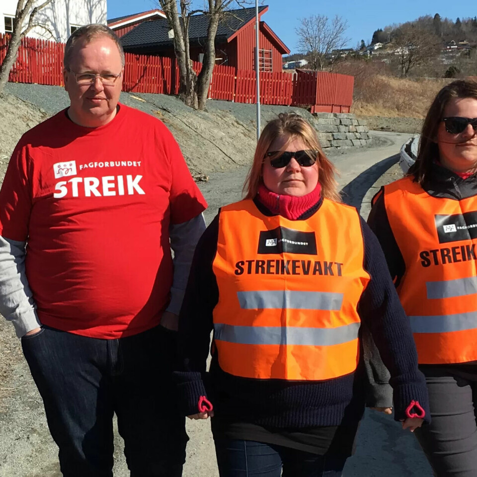 STREIK: Bilde er fra streiken i Elvebakken barnehage tidligere i vår. F.v. Arnt Sigurd Kjøglum fra Fagforbundet Trøndelag og streikende Ingrid Haugmark og Ina Johnsen. STREIK: Bilde er fra streiken i Elvebakken barnehage tidligere i vår. F.v. Arnt Sigurd Kjøglum fra Fagforbundet Trøndelag og streikende Ingrid Haugmark og Ina Johnsen.