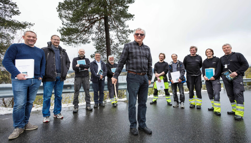 ENDA DYKTIGERE: Her er medlemmer i Fagforbundet som før sommeren videreutdannet seg med fagbrev i prosesskjemi. Fra venstre: Vidar Gregersen, Tommy Ljunggren, Tore Hofsvang, Nader Mirzazad Barijough, Kjell Petter Halaas, lærer Odd Samstad, Christian Hausherr, Hoang Duc Nguyen, Tor Auden Gaare, Brita Børresen og Geir Svendsen. ENDA DYKTIGERE: Her er medlemmer i Fagforbundet som før sommeren videreutdannet seg med fagbrev i prosesskjemi. Fra venstre: Vidar Gregersen, Tommy Ljunggren, Tore Hofsvang, Nader Mirzazad Barijough, Kjell Petter Halaas, lærer Odd Samstad, Christian Hausherr, Hoang Duc Nguyen, Tor Auden Gaare, Brita Børresen og Geir Svendsen.