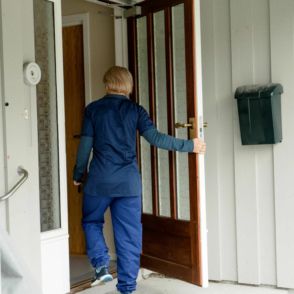 Hjemmehjelp er praktisk hjelp i hjemmet. I Sverige har kommuner avslørt at flere av de kommersielle hjemmetjenesteselskaper systematisk tok betalt for hjemmebesøk de ikke leverte. Illustrasjonsfoto. Hjemmehjelp er praktisk hjelp i hjemmet. I Sverige har kommuner avslørt at flere av de kommersielle hjemmetjenesteselskaper systematisk tok betalt for hjemmebesøk de ikke leverte. Illustrasjonsfoto.