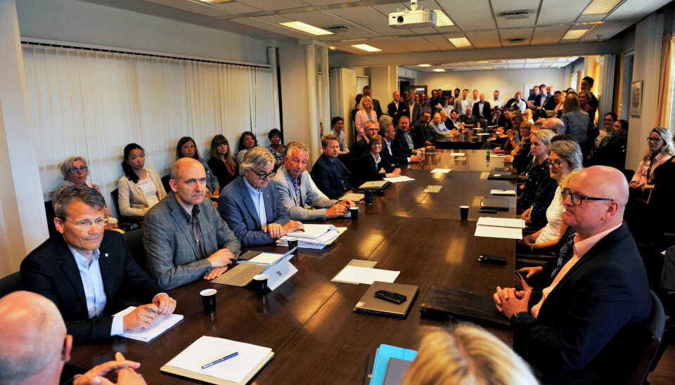 OPPSTART: Partene startet innspurten av meklinga hos RIksmekleren tirsdag formiddag. Fra venstre Egil André Aas (leder LO Stat), Anders Kvam (leder Akademikerne Stat), Petter Aaslestad (Leder Unio Stat) og Pål N. Arnesen (leder i YS Stat). Til høyre sitter statens personaldirektør Gisle Norheim. OPPSTART: Partene startet innspurten av meklinga hos RIksmekleren tirsdag formiddag. Fra venstre Egil André Aas (leder LO Stat), Anders Kvam (leder Akademikerne Stat), Petter Aaslestad (Leder Unio Stat) og Pål N. Arnesen (leder i YS Stat). Til høyre sitter statens personaldirektør Gisle Norheim.