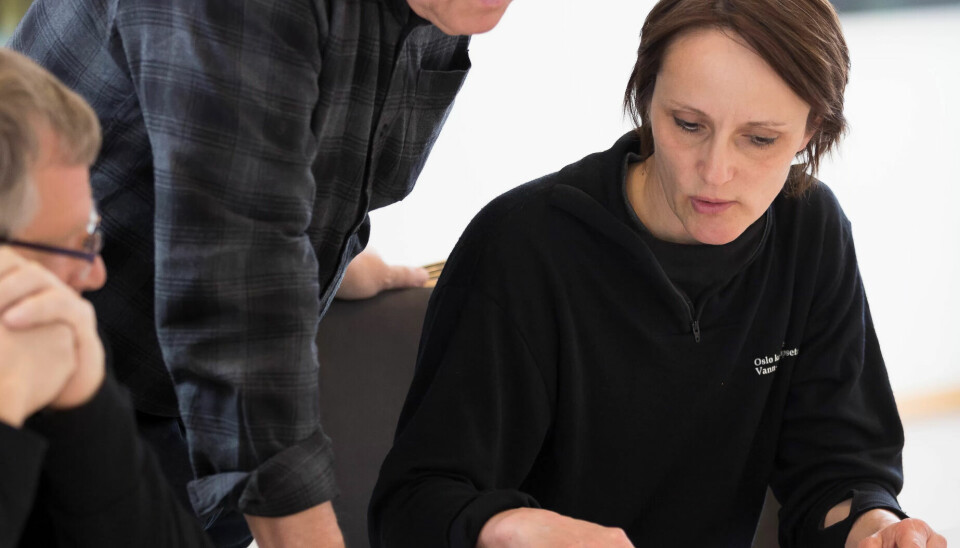 EKSAMENSNERVER: – Vi river oss litt i håret nå rett før eksamen. Det mange år siden de fleste av oss gikk på skolen, sier Brita Børresen. Her sammen med lærer Odd Samstad. EKSAMENSNERVER: – Vi river oss litt i håret nå rett før eksamen. Det mange år siden de fleste av oss gikk på skolen, sier Brita Børresen. Her sammen med lærer Odd Samstad.