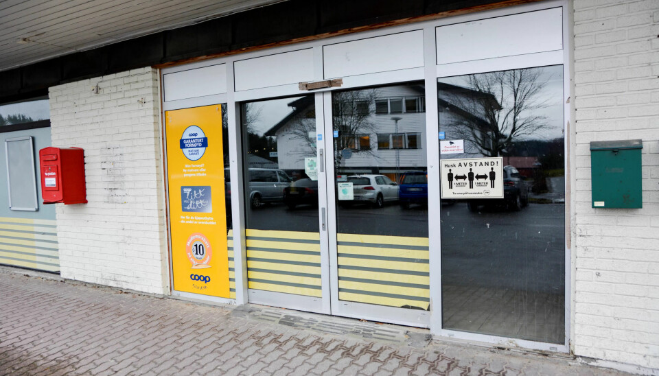 INGEN KLUBB: Glassdørene er stengt på den gamle Coop-butikken i Drangedal sentrum. Kommunen skulle bygd den om til stilig ungdomsklubb og bibliotek, men flertallet i kommunestyret valgte å bruke pengene til en ny vei, ifølge Drangedalsposten. Ungdomsklubben er i stedet nomader i bygda. INGEN KLUBB: Glassdørene er stengt på den gamle Coop-butikken i Drangedal sentrum. Kommunen skulle bygd den om til stilig ungdomsklubb og bibliotek, men flertallet i kommunestyret valgte å bruke pengene til en ny vei, ifølge Drangedalsposten. Ungdomsklubben er i stedet nomader i bygda.