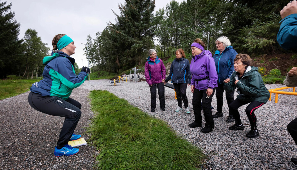 KNEBØY ER KONGE: Knær over tær, rett i ryggen, rumpa ut – og bøy! Malin instruerer og damene i Folkeparken bøyer til det brenner i rumpe og lår. KNEBØY ER KONGE: Knær over tær, rett i ryggen, rumpa ut – og bøy! Malin instruerer og damene i Folkeparken bøyer til det brenner i rumpe og lår.