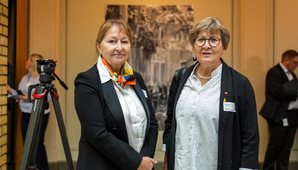 ENIGE: Mette Nord (t.h) og Gunn Marit Helgesen i KS vil ha mer penger til kommune-Norge for å unngå flere kutt i velferdstjenestene. Her i Stortingets vandrehall. ENIGE: Mette Nord (t.h) og Gunn Marit Helgesen i KS vil ha mer penger til kommune-Norge for å unngå flere kutt i velferdstjenestene. Her i Stortingets vandrehall.