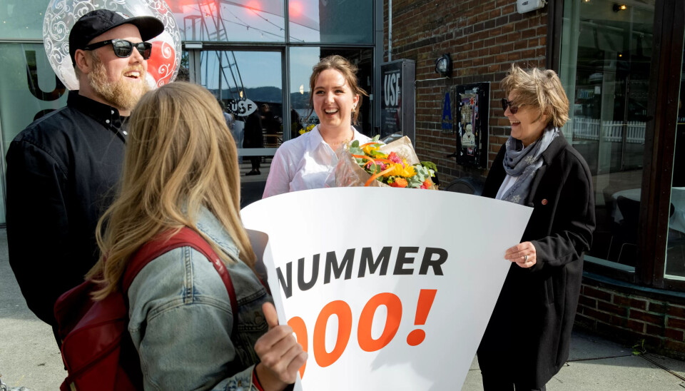 STOR PLAKAT: Tillitsvalgt Hallvard Styve Nomeland (til venstre), leder i Fagforbundet Teater og Scene Mari Røsjø (med ryggen til) og leder i Fagforbundet Mette Nord (til høyre) feirer medlem nummer 400.000, Ragnhild Severeide. STOR PLAKAT: Tillitsvalgt Hallvard Styve Nomeland (til venstre), leder i Fagforbundet Teater og Scene Mari Røsjø (med ryggen til) og leder i Fagforbundet Mette Nord (til høyre) feirer medlem nummer 400.000, Ragnhild Severeide.