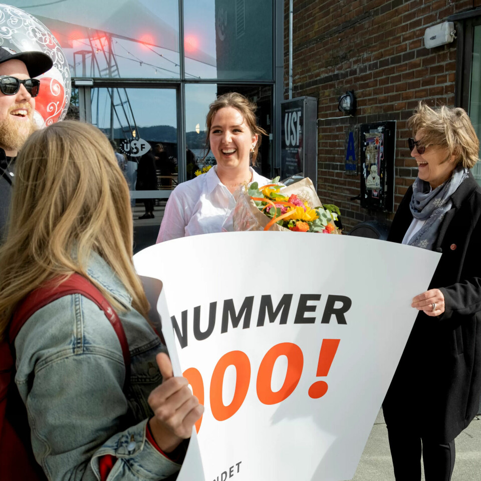STOR PLAKAT: Tillitsvalgt Hallvard Styve Nomeland (til venstre), leder i Fagforbundet Teater og Scene Mari Røsjø (med ryggen til) og leder i Fagforbundet Mette Nord (til høyre) feirer medlem nummer 400.000, Ragnhild Severeide. STOR PLAKAT: Tillitsvalgt Hallvard Styve Nomeland (til venstre), leder i Fagforbundet Teater og Scene Mari Røsjø (med ryggen til) og leder i Fagforbundet Mette Nord (til høyre) feirer medlem nummer 400.000, Ragnhild Severeide.