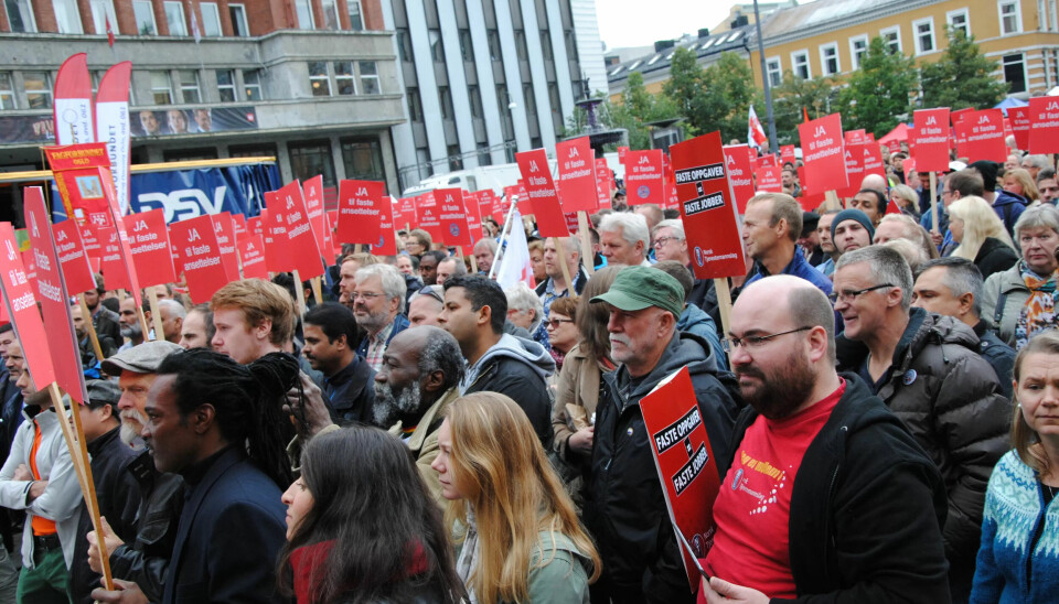 Mange møtte opp for å demonstrere mot angrep på arbeidsmiljøloven i går. Fagforbundet varsler flere aksjoner. Mange møtte opp for å demonstrere mot angrep på arbeidsmiljøloven i går. Fagforbundet varsler flere aksjoner.