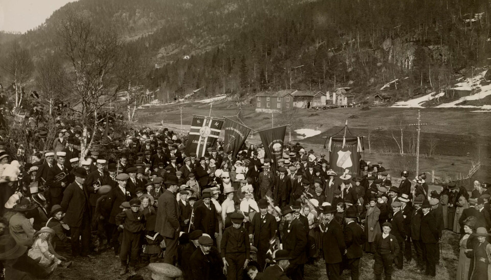 I TOG: 1. Mai-demonstrasjon, Løkken verk 1913. I TOG: 1. Mai-demonstrasjon, Løkken verk 1913.