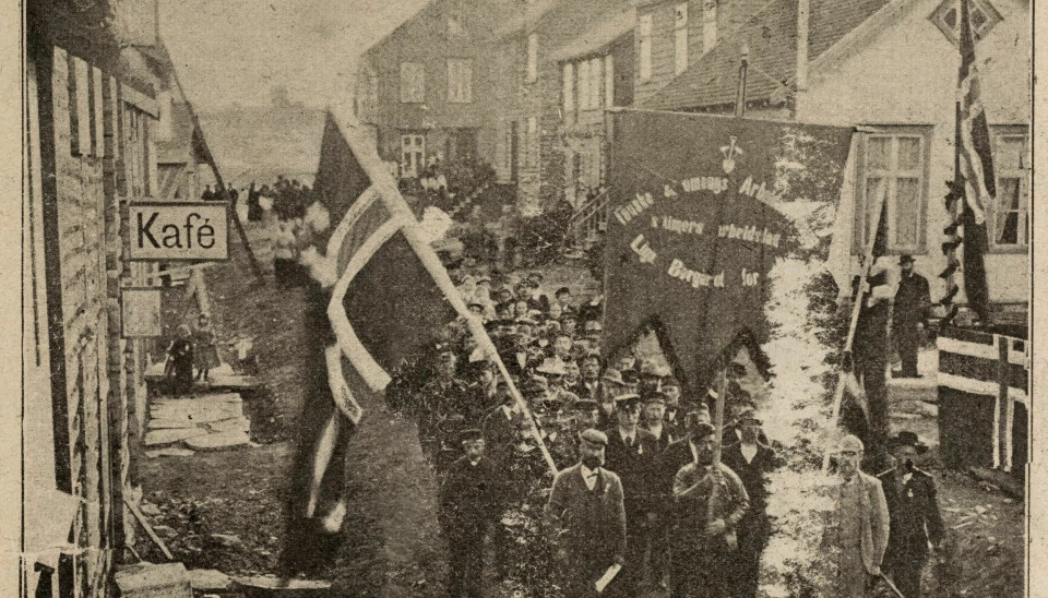 1. mai-demonstrasjon på Fauske, 1897. Til høyre for fanebæreren går 'Blekinge-Pelle'. Avfotografering fra Social-Demokraten's 1. mai-nummer 1898.Dette var første gang 1. mai ble feiret nord for Trondheim. Først i toget går Fauske arbeiderforening, som dengang var den nordligste sosialdemokratiske forening i landet, stiftet bare et halvt år tidligere. 1. mai-demonstrasjon på Fauske, 1897. Til høyre for fanebæreren går 'Blekinge-Pelle'. Avfotografering fra Social-Demokraten's 1. mai-nummer 1898.Dette var første gang 1. mai ble feiret nord for Trondheim. Først i toget går Fauske arbeiderforening, som dengang var den nordligste sosialdemokratiske forening i landet, stiftet bare et halvt år tidligere.