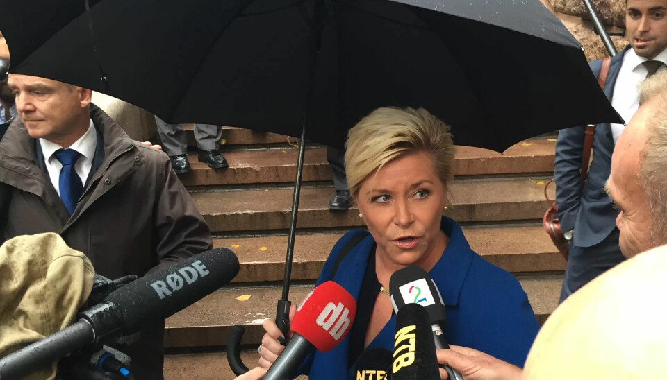 Paraply var nødvendig da finansminister Siv Jensen i morges bega seg fra Finansdepartmentet til Stortinget for å presentere regjeringens forslag til statsbudsjett for neste år. Paraply var nødvendig da finansminister Siv Jensen i morges bega seg fra Finansdepartmentet til Stortinget for å presentere regjeringens forslag til statsbudsjett for neste år.