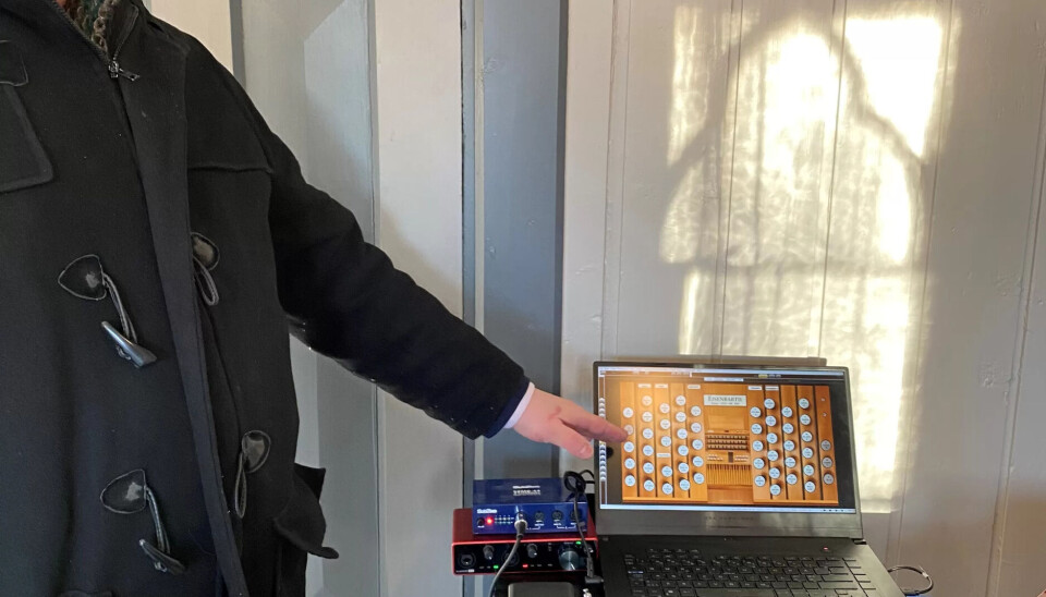 ORGELSUS: Organist Johannes Gravås Gjerde stilte med klaviatur og ferdiginnspilte orgellyder og skapte den musikalsk e stemningen. ORGELSUS: Organist Johannes Gravås Gjerde stilte med klaviatur og ferdiginnspilte orgellyder og skapte den musikalsk e stemningen.