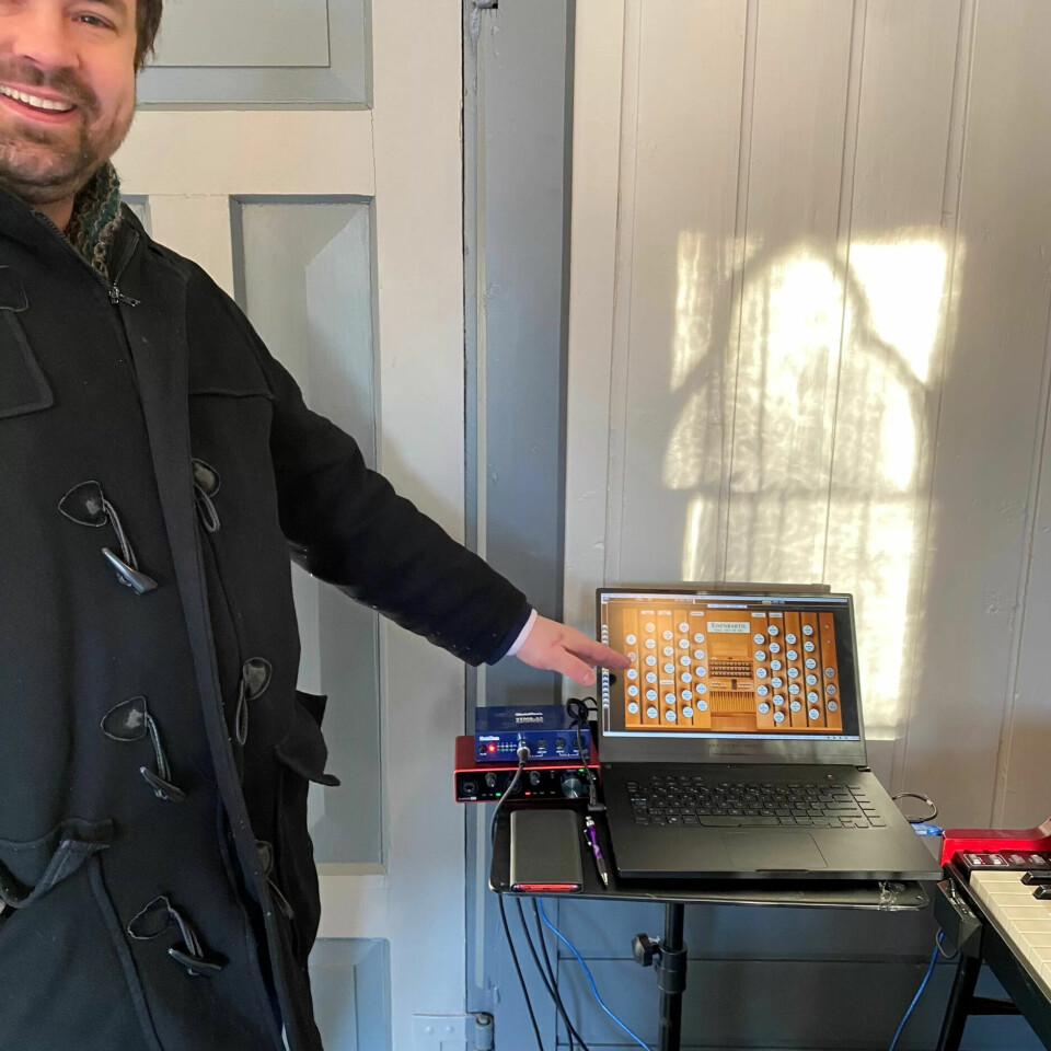 ORGELSUS: Organist Johannes Gravås Gjerde stilte med klaviatur og ferdiginnspilte orgellyder og skapte den musikalsk e stemningen. ORGELSUS: Organist Johannes Gravås Gjerde stilte med klaviatur og ferdiginnspilte orgellyder og skapte den musikalsk e stemningen.