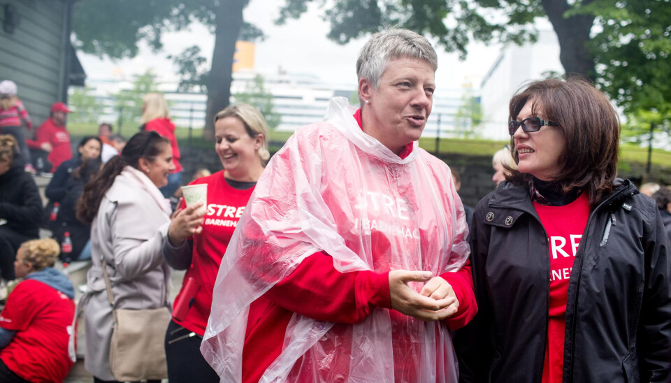 Forbundsleder Siri Helleland fra MØTE: Fagforbundet Sola (til venstre) snakker med Elisaveta Dzuneva fra Solahagen barnehage i Rogaland, den første barnehagen utenfor Bergen som ble tatt ut i streik. Forbundsleder Siri Helleland fra MØTE: Fagforbundet Sola (til venstre) snakker med Elisaveta Dzuneva fra Solahagen barnehage i Rogaland, den første barnehagen utenfor Bergen som ble tatt ut i streik.