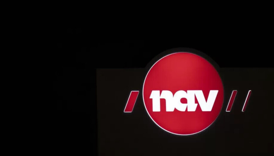 Mann med hammer knuste vinduer på Nav