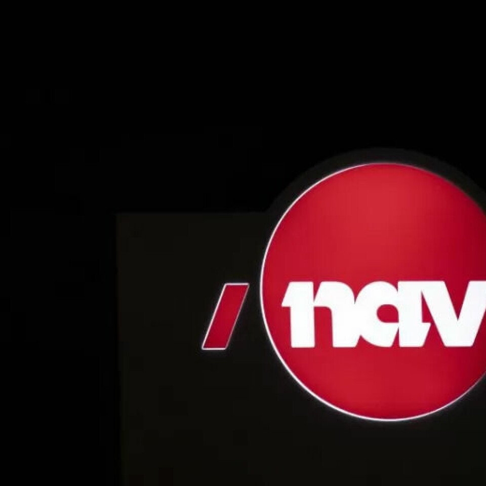 Mann med hammer knuste vinduer på Nav