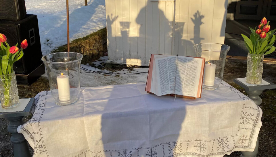 ROM FOR ALLE: Alter og talerstol var på plass for å kunne hoolde utendørs gudstjeneste. ROM FOR ALLE: Alter og talerstol var på plass for å kunne hoolde utendørs gudstjeneste.