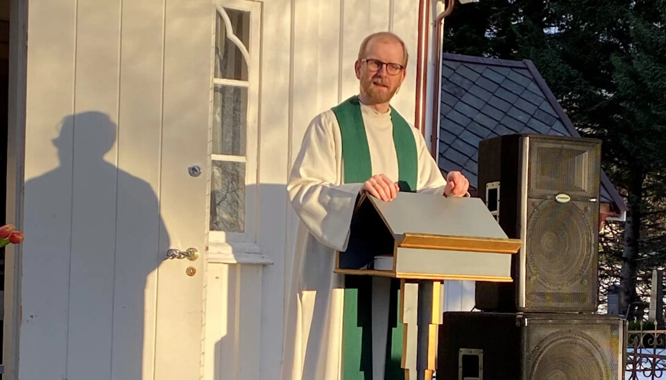 VÆRET SPILTE PÅ LAG: Prest Sigurd Andreas Widwey Haugen holdt gudstjenesten i Bremsnes kirke for omtrent 40 oppmøtte i strålende sol og vindstille vær. VÆRET SPILTE PÅ LAG: Prest Sigurd Andreas Widwey Haugen holdt gudstjenesten i Bremsnes kirke for omtrent 40 oppmøtte i strålende sol og vindstille vær.