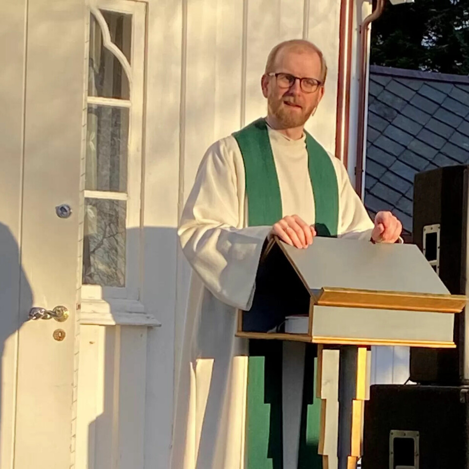 VÆRET SPILTE PÅ LAG: Prest Sigurd Andreas Widwey Haugen holdt gudstjenesten i Bremsnes kirke for omtrent 40 oppmøtte i strålende sol og vindstille vær. VÆRET SPILTE PÅ LAG: Prest Sigurd Andreas Widwey Haugen holdt gudstjenesten i Bremsnes kirke for omtrent 40 oppmøtte i strålende sol og vindstille vær.