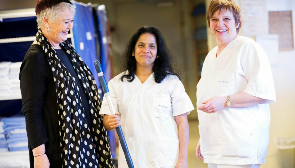 Renholdsarbeider ved Blakstad sykehus, Gowry Thayalan fra Sri Lanka har fått opplæring i norsk og data av arbeidsgiver Vestre Viken HF for å kunne ta fagbrev. Her er hun sammen med Anne Rudningen (avdelingsleder i hvitt) og Sigrid Sviland Presttun, spesialrådgiver i kompetanseutvikling, Vestre Viken HF. Renholdsarbeider ved Blakstad sykehus, Gowry Thayalan fra Sri Lanka har fått opplæring i norsk og data av arbeidsgiver Vestre Viken HF for å kunne ta fagbrev. Her er hun sammen med Anne Rudningen (avdelingsleder i hvitt) og Sigrid Sviland Presttun, spesialrådgiver i kompetanseutvikling, Vestre Viken HF.