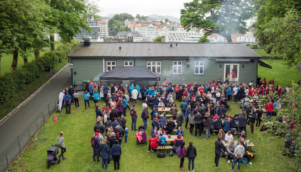 SAMLING : Fagforbundet og de tre andre forbundene i barnehagestreiken arrangerer grillfest på Bergenhus festning. SAMLING : Fagforbundet og de tre andre forbundene i barnehagestreiken arrangerer grillfest på Bergenhus festning.