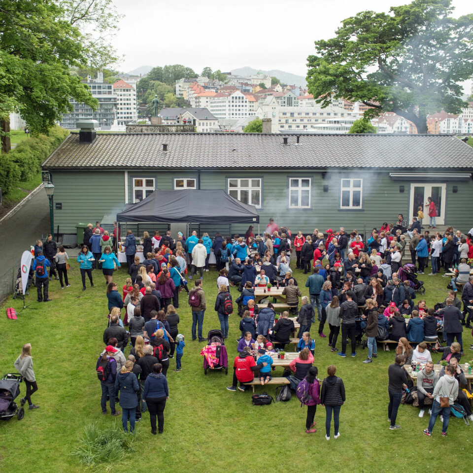 SAMLING : Fagforbundet og de tre andre forbundene i barnehagestreiken arrangerer grillfest på Bergenhus festning. SAMLING : Fagforbundet og de tre andre forbundene i barnehagestreiken arrangerer grillfest på Bergenhus festning.