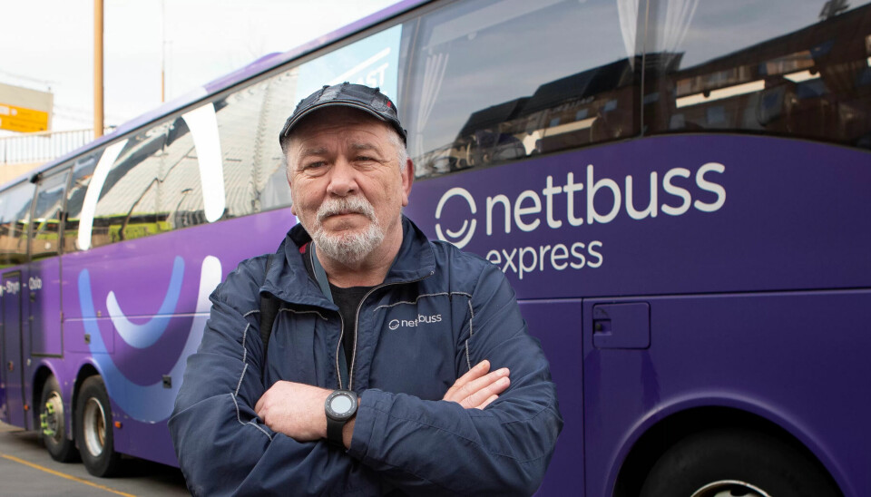 LAR PENGEVESKA STÅ IGJEN: Finn Arne Solberg og de andre bussjåførene i Østfold mener nok er nok. 1. april ble en bussjåfør ranet. 12. juni nekter sjåførene å ta imot kontanter på bussen. LAR PENGEVESKA STÅ IGJEN: Finn Arne Solberg og de andre bussjåførene i Østfold mener nok er nok. 1. april ble en bussjåfør ranet. 12. juni nekter sjåførene å ta imot kontanter på bussen.