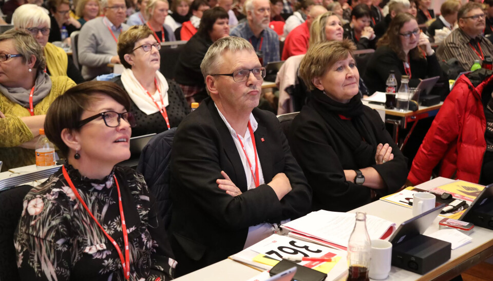 DELT: Mette Nord, Odd Haldgeir Larsen , Sissel Skoghaug kan konstatere at salen var delt i to under avstemningen om samarbeid med Rødt. DELT: Mette Nord, Odd Haldgeir Larsen , Sissel Skoghaug kan konstatere at salen var delt i to under avstemningen om samarbeid med Rødt.