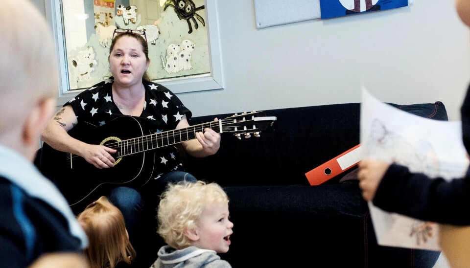 REFLEKSJON: Barne- og ungdomsarbeider Monica Hammernes (39) tror ikke hun hadde brukt like mye tid på å reflektere over samlingsstundene i etterkant hvis hun var assistent. På gulvet sitter Tobias (2). REFLEKSJON: Barne- og ungdomsarbeider Monica Hammernes (39) tror ikke hun hadde brukt like mye tid på å reflektere over samlingsstundene i etterkant hvis hun var assistent. På gulvet sitter Tobias (2).