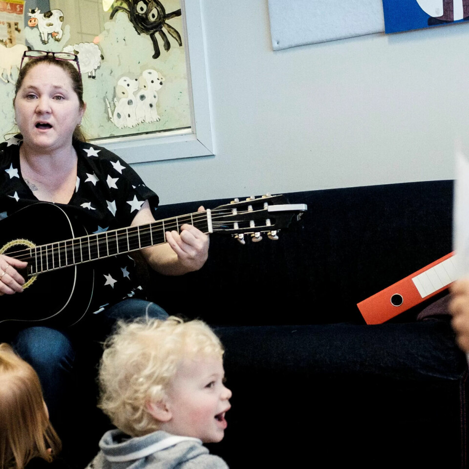 REFLEKSJON: Barne- og ungdomsarbeider Monica Hammernes (39) tror ikke hun hadde brukt like mye tid på å reflektere over samlingsstundene i etterkant hvis hun var assistent. På gulvet sitter Tobias (2). REFLEKSJON: Barne- og ungdomsarbeider Monica Hammernes (39) tror ikke hun hadde brukt like mye tid på å reflektere over samlingsstundene i etterkant hvis hun var assistent. På gulvet sitter Tobias (2).