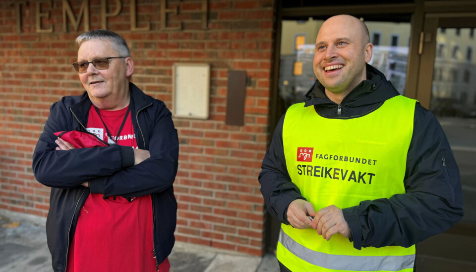 TOPP STEMNING: Stemninga er god, selv om saken er alvorlig. T.v. Odd-Haldgeir Larsen i prat med Magnus Devik Borge som jobber som sikkerhetsvakt på Oslo rådhus. Han sitter også i styret til Fagforbundet Forvaltning og Service og bruker noen fritimer til å støtte opp om de streikende. TOPP STEMNING: Stemninga er god, selv om saken er alvorlig. T.v. Odd-Haldgeir Larsen i prat med Magnus Devik Borge som jobber som sikkerhetsvakt på Oslo rådhus. Han sitter også i styret til Fagforbundet Forvaltning og Service og bruker noen fritimer til å støtte opp om de streikende.