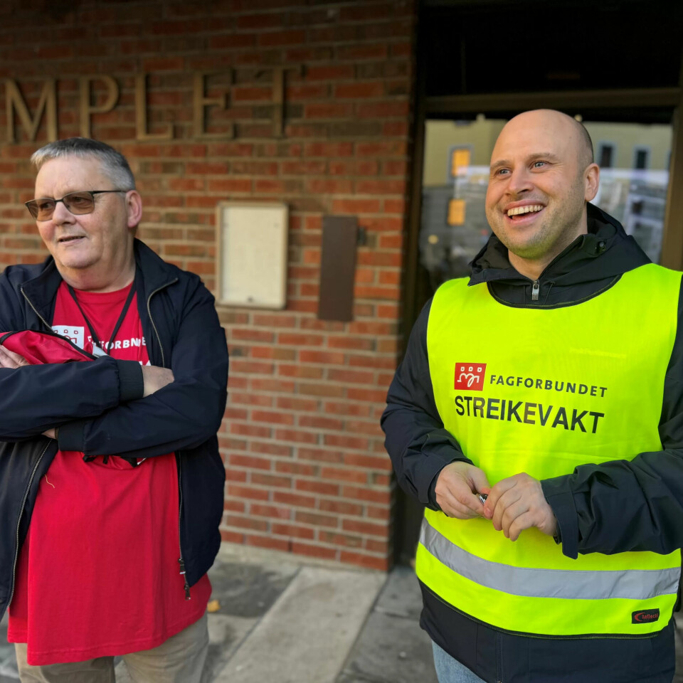 TOPP STEMNING: Stemninga er god, selv om saken er alvorlig. T.v. Odd-Haldgeir Larsen i prat med Magnus Devik Borge som jobber som sikkerhetsvakt på Oslo rådhus. Han sitter også i styret til Fagforbundet Forvaltning og Service og bruker noen fritimer til å støtte opp om de streikende. TOPP STEMNING: Stemninga er god, selv om saken er alvorlig. T.v. Odd-Haldgeir Larsen i prat med Magnus Devik Borge som jobber som sikkerhetsvakt på Oslo rådhus. Han sitter også i styret til Fagforbundet Forvaltning og Service og bruker noen fritimer til å støtte opp om de streikende.