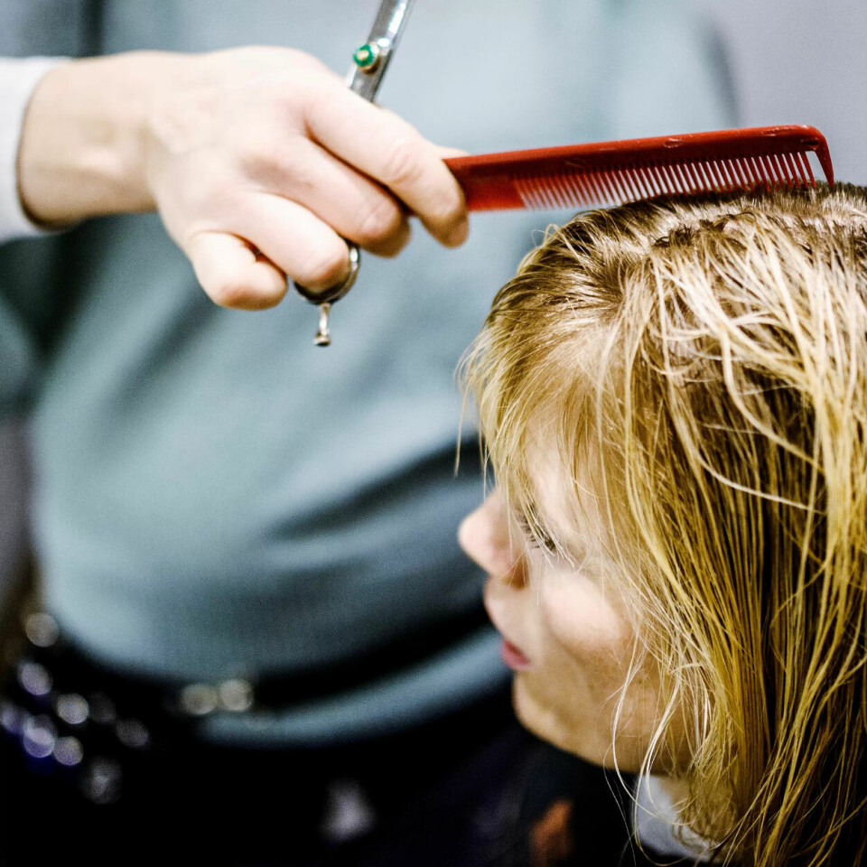 KAMP: Frisørene ble kastet ut i stor usikkerhet da salongene måtte stenge. Nå har fagforeningen blitt hørt. KAMP: Frisørene ble kastet ut i stor usikkerhet da salongene måtte stenge. Nå har fagforeningen blitt hørt.