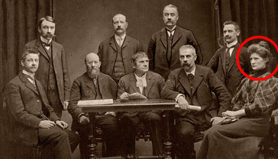 Arbeiderpartiets sentralstyre 1906–09. Fra venstre i første rekke: Magnus Nilssen, Christian Holtermann Knudsen, Oscar Nissen, Carl Jeppesen, Martha Tynæs. Stående bak fra venstre.: Arnt Aamodt, Ole O. Lian, Johan Karlgren og Johan Nygaard. Arbeiderpartiets sentralstyre 1906–09. Fra venstre i første rekke: Magnus Nilssen, Christian Holtermann Knudsen, Oscar Nissen, Carl Jeppesen, Martha Tynæs. Stående bak fra venstre.: Arnt Aamodt, Ole O. Lian, Johan Karlgren og Johan Nygaard.