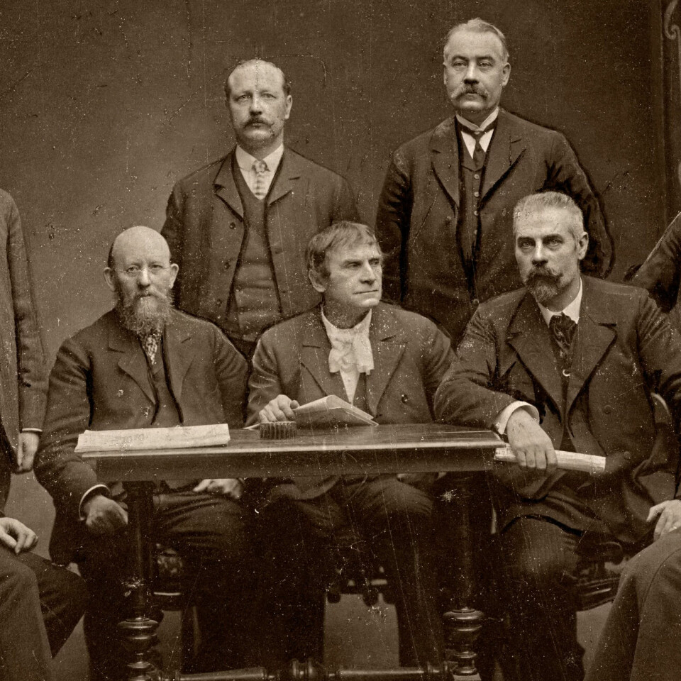 Arbeiderpartiets sentralstyre 1906–09. Fra venstre i første rekke: Magnus Nilssen, Christian Holtermann Knudsen, Oscar Nissen, Carl Jeppesen, Martha Tynæs. Stående bak fra venstre.: Arnt Aamodt, Ole O. Lian, Johan Karlgren og Johan Nygaard. Arbeiderpartiets sentralstyre 1906–09. Fra venstre i første rekke: Magnus Nilssen, Christian Holtermann Knudsen, Oscar Nissen, Carl Jeppesen, Martha Tynæs. Stående bak fra venstre.: Arnt Aamodt, Ole O. Lian, Johan Karlgren og Johan Nygaard.