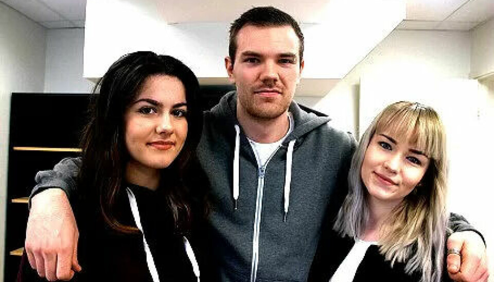 SAMAN: Kvar dag er det felles samling og frukost for deltakarane ved Springbrettet. F.v. Katharina Widvey (19), Olav Alexander Myrås (22) og Malin Valen Karlsen (19). Foto: Ingunn Gjærde, framtida.no SAMAN: Kvar dag er det felles samling og frukost for deltakarane ved Springbrettet. F.v. Katharina Widvey (19), Olav Alexander Myrås (22) og Malin Valen Karlsen (19). Foto: Ingunn Gjærde, framtida.no