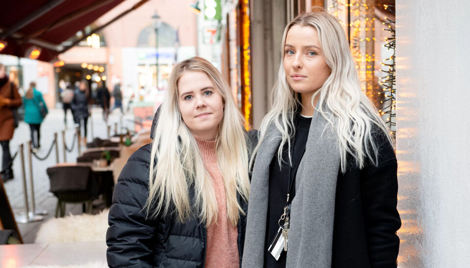 Maiken Adam (t.v.) og Sofie Bakkemyr forteller at de ikke føler seg godt ivaretatt av sin egen fagforening mens de var sentrum for dansevideo-saken for ett år siden. Maiken Adam (t.v.) og Sofie Bakkemyr forteller at de ikke føler seg godt ivaretatt av sin egen fagforening mens de var sentrum for dansevideo-saken for ett år siden.