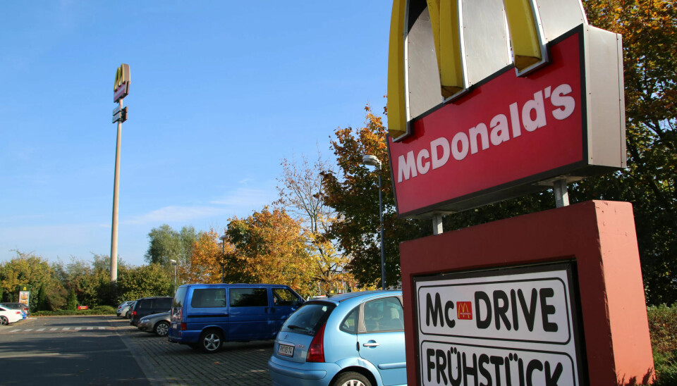 Spesielt i fastfood-kjedene i det tidliger Øst-Tyskland, som her i Werder i delstaten Brandenburg, vil innføring av minstelønn fra 1. januar 2015 kunne få positiv betydning. Men nå vil arbeidsgiverne til gjengjeld ta fra de ansatte både julegratiale, feriepenger og ulempetillegg. Spesielt i fastfood-kjedene i det tidliger Øst-Tyskland, som her i Werder i delstaten Brandenburg, vil innføring av minstelønn fra 1. januar 2015 kunne få positiv betydning. Men nå vil arbeidsgiverne til gjengjeld ta fra de ansatte både julegratiale, feriepenger og ulempetillegg.