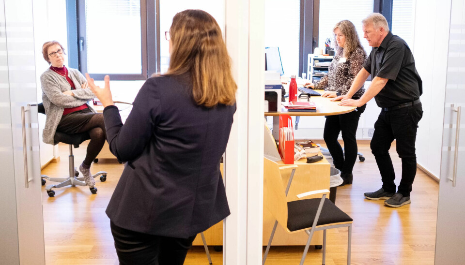 FAGPRAT: Diskusjonene går heftig på kompetansesenteret. Fra venstre: Riitta-Liisa Koskela, Anne Kristine Helleland, Anita Dregelid og Bernth-Harry Eliassen. FAGPRAT: Diskusjonene går heftig på kompetansesenteret. Fra venstre: Riitta-Liisa Koskela, Anne Kristine Helleland, Anita Dregelid og Bernth-Harry Eliassen.