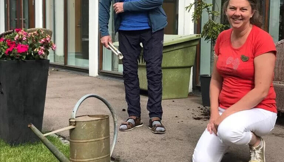 HAGE: Her er avdelingsleder ved Økernhjemmet, Monica Furulund, sammen med en av beboerene ute i hagen. HAGE: Her er avdelingsleder ved Økernhjemmet, Monica Furulund, sammen med en av beboerene ute i hagen.